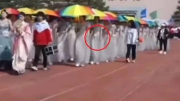 第二证券 “学生组团退60件演出服”引热议 7天无理由就是随便退吗？