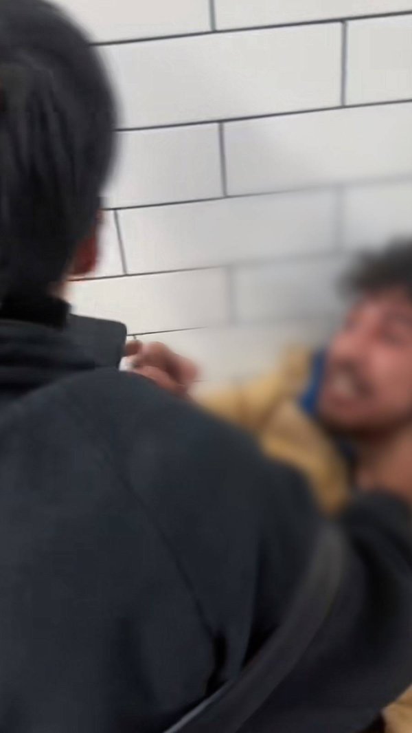 鼎盛证券 成都小伙回应“在伦敦被偷手机狂奔2分钟摁住小偷”：练过拳击，被摁进角落他都绝望了