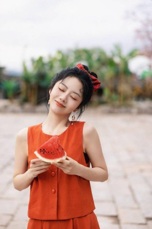 億策略 谭松韵穿红色连衣裙俏皮可爱 眼神明亮气质温婉