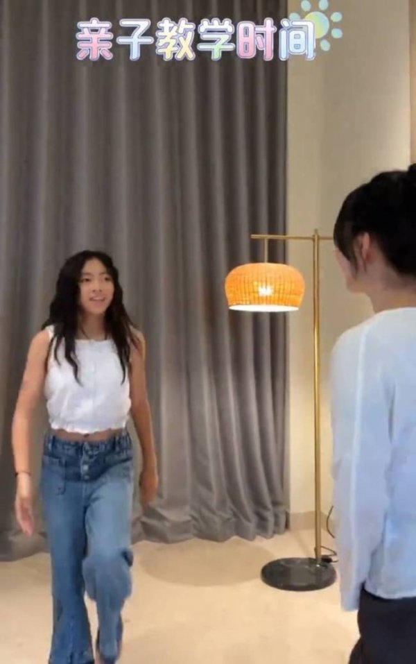 鼎茂策略 阿雅教女儿跳剉冰舞 Ava穿白上衣一头卷发青春活泼