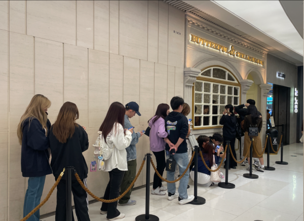 星富优配 黄牛加价几十元，有人排队5小时！35元面包被年轻人疯抢