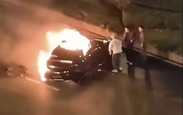 中证所 小米SU7事故敲响安全警钟：车门隐患与电池风险，新能源汽车安全路在何方？